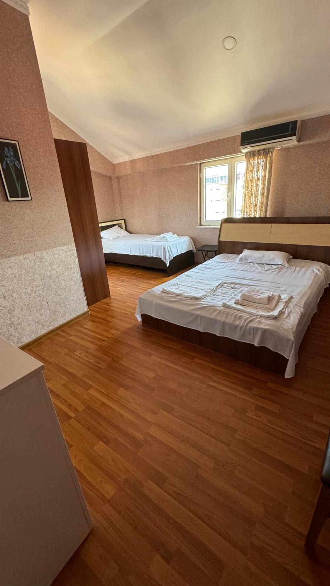 באטומי Twins Guest House מראה חיצוני תמונה